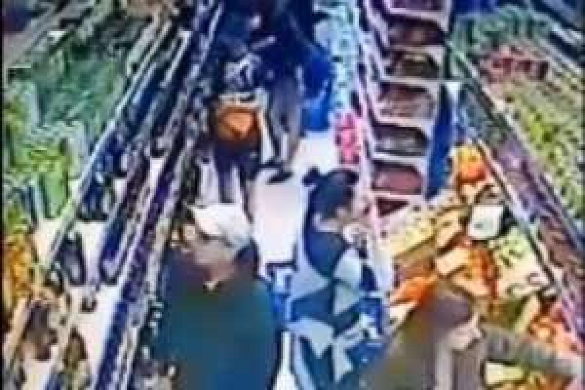 В Днепропетровске футбольные фанаты избили охранника и ограбили супермаркет "АТБ" В Днепропетровске футбольные фанаты избили охранника и ограбили супермаркет "АТБ"