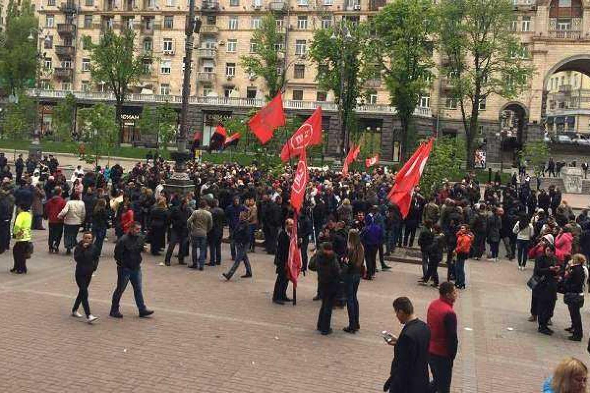 Мэрию Киева штурмуют активисты "Алкомайдана", перекрыто движение на Крещатике