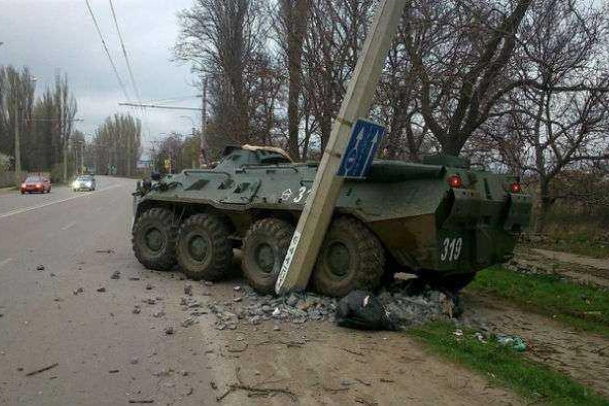 В Крыму на трассе "Симферополь–Ялта" российский БТР не разминулся со столбом