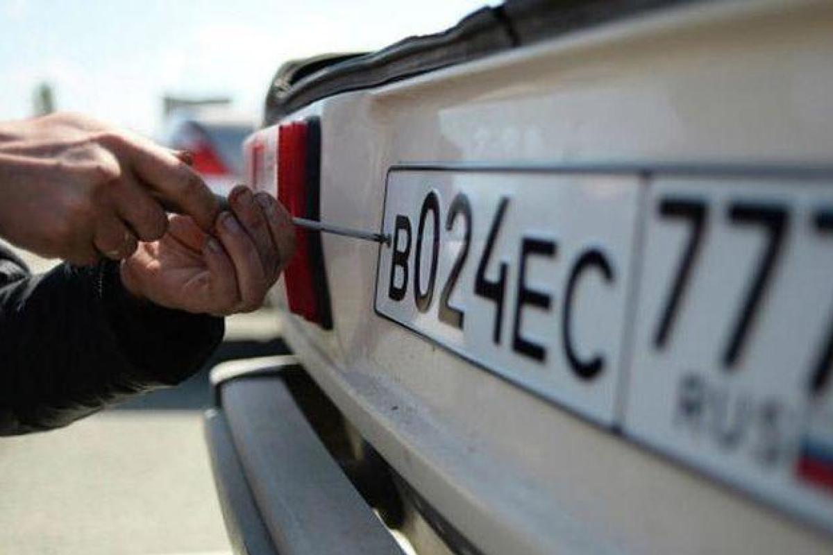 Российские пограничники перестали пропускать на территорию Крыма транспорт с украинскими номерами Российские пограничники перестали пропускать на территорию Крыма транспорт с украинскими номерами