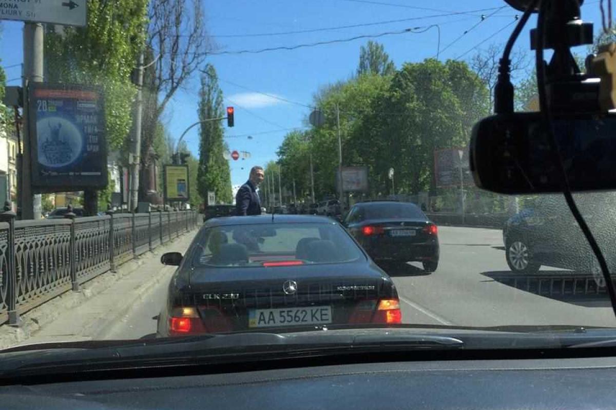 Пользователи соцсетей гадают, зачем мэр Киева бегает по городу с камерой и снимает людей Пользователи соцсетей гадают, зачем мэр Киева бегает по городу с камерой и снимает людей