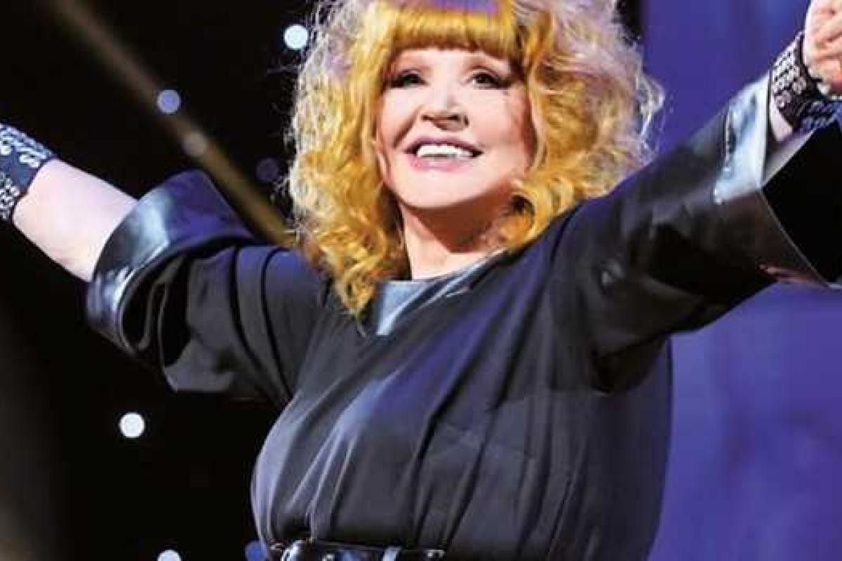 Примадонна российской эстрады Алла Пугачева принимает поздравления с днем рождения