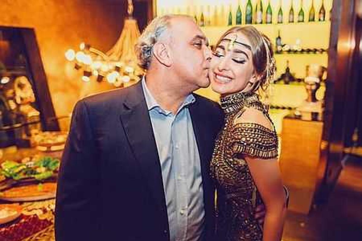 Развлечения дочери украинского олигарха и экс-депутата: прыжки с парашютом, заплывы с акулами и йога в Мексике