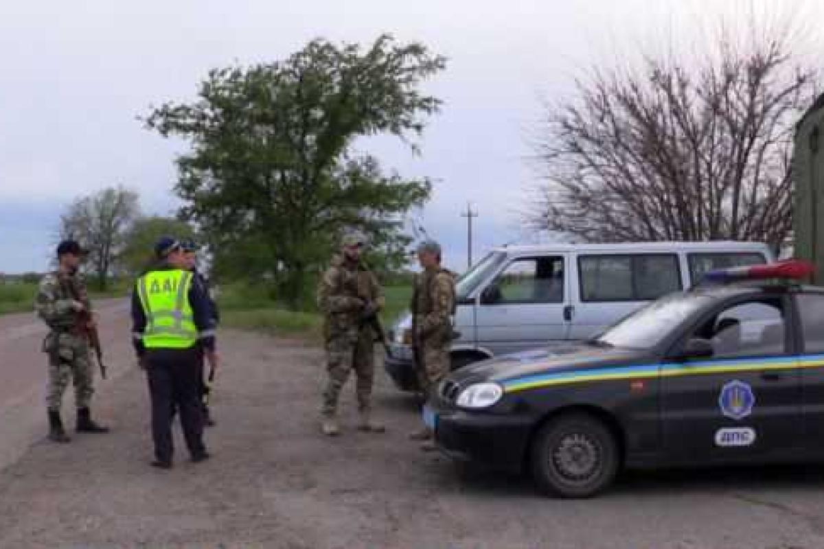 Из-за серии взрывов на Херсонщине, на въезде в Геническ силовики установили блокпост Из-за серии взрывов на Херсонщине, на въезде в Геническ силовики установили блокпост