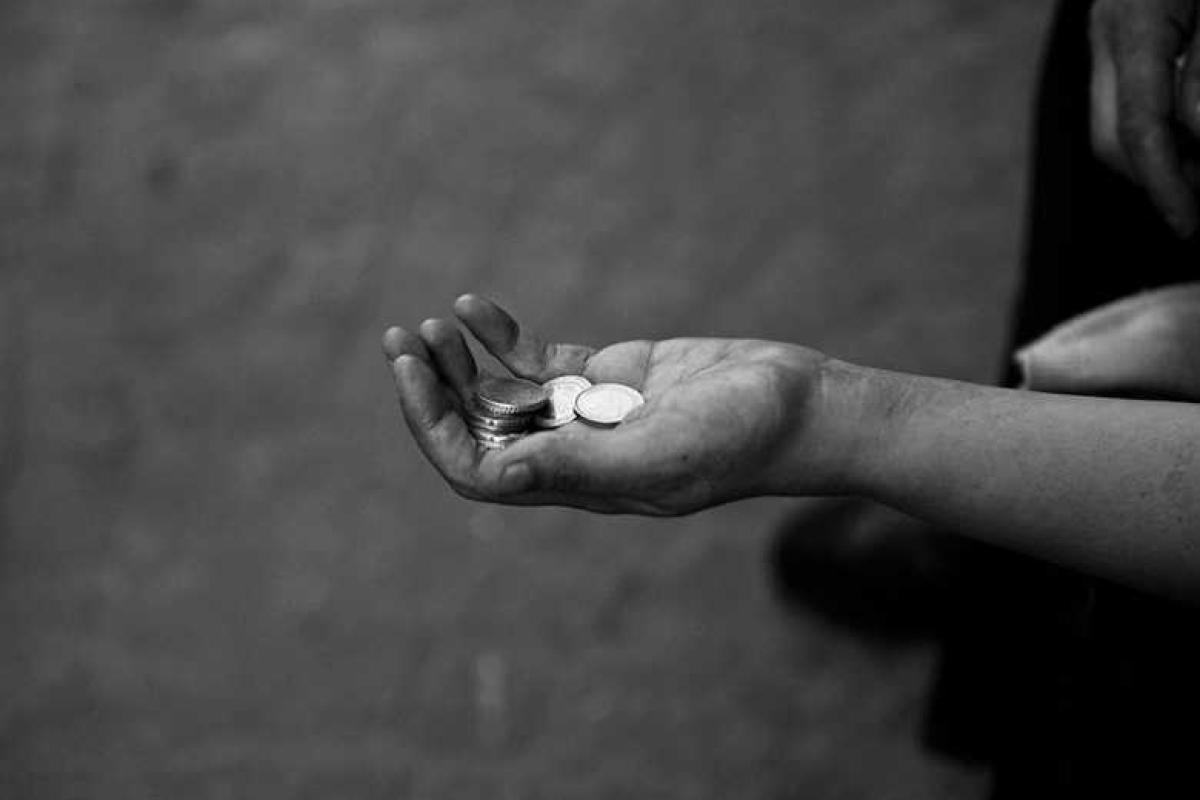 На Донетчине полиция задержала горе-мать, которая занималась попрошайничеством вместе с 5-летней дочерью