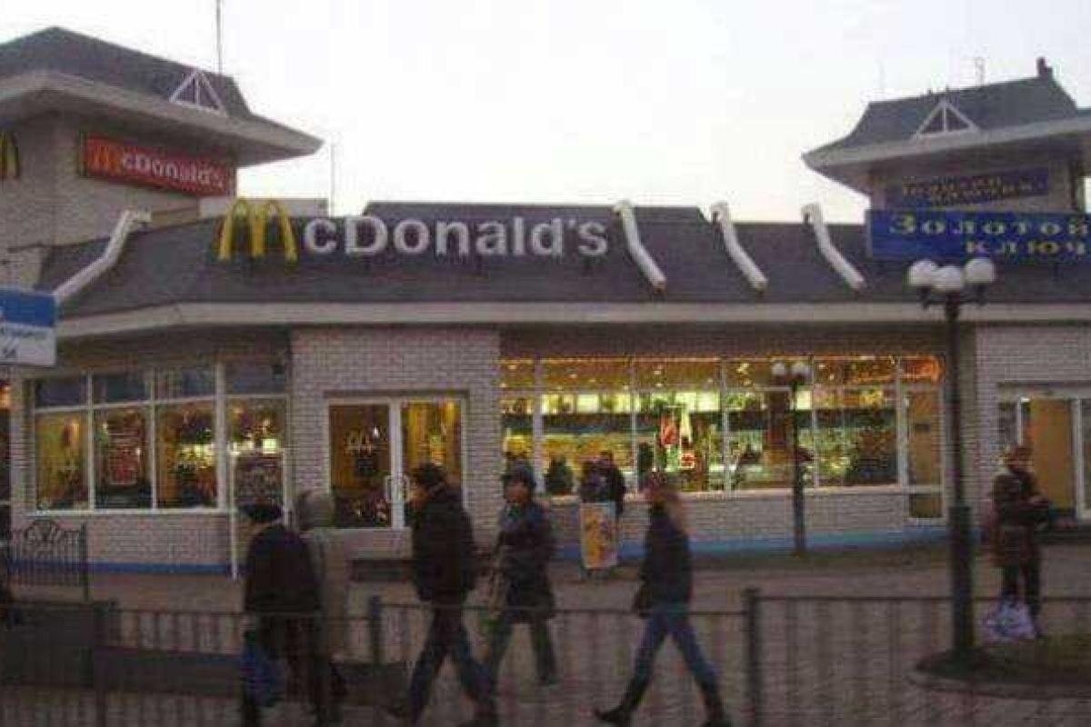 В оккупированном Донецке боевики захватили "McDonalds" и начали демонтаж оборудования В оккупированном Донецке боевики захватили "McDonalds" и начали демонтаж оборудования