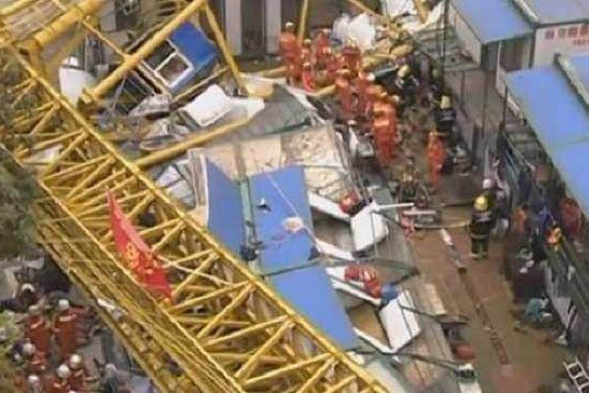 В Китае строительный кран рухнул на общежитие с рабочими: есть жертвы