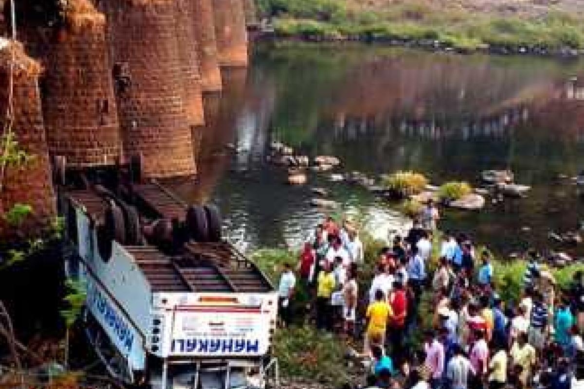 В Индии автобус с людьми рухнул в ущелье: есть жертвы В Индии автобус с людьми рухнул в ущелье: есть жертвы