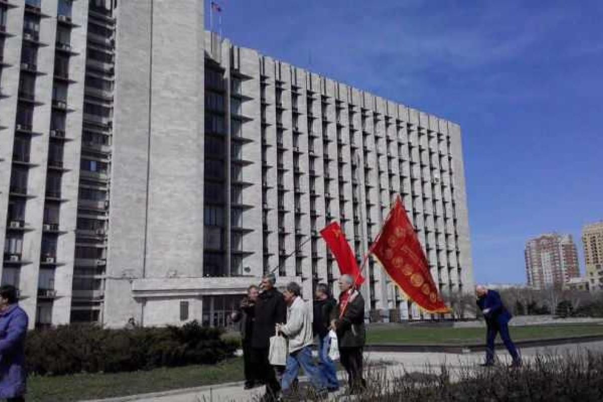 В Донецке "шумно отметили" годовщину провозглашения "республики": на площади собралось аж 5 человек В Донецке "шумно отметили" годовщину провозглашения "республики": на площади собралось аж 5 человек
