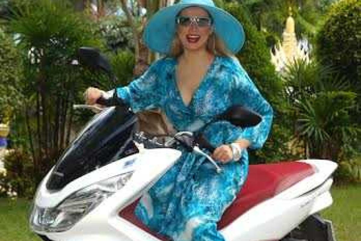 Светская львица Лена Ленина потеряла мотоцикл на жарком островке в Юго-Восточной Азии