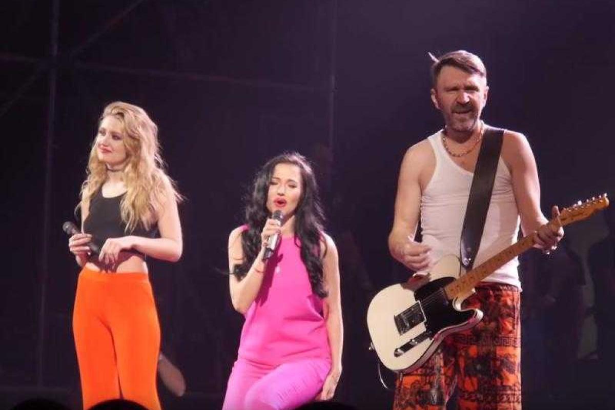 Сергея Шнурова и двух солисток группы "Ленинград" оштрафовали за мат во время выступления