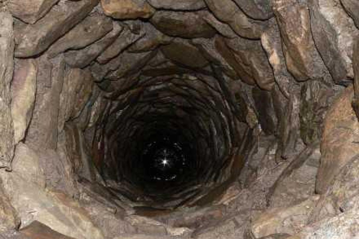 Страшная находка: на Донетчине местная жительница обнаружила в своем колодце женские кости Страшная находка: на Донетчине местная жительница обнаружила в своем колодце женские кости