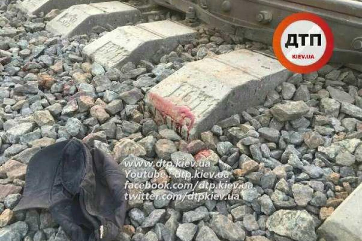 Под Киевом женщину, перебегавшую железнодорожные пути, разорвало поездом