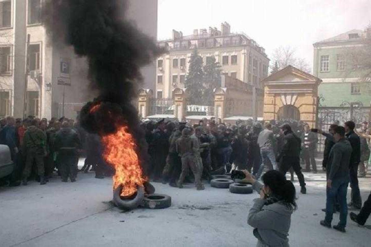 Активисты Автомайдана заявили о непричастности к акции протеста под Администрацией Президента Активисты Автомайдана заявили о непричастности к акции протеста под Администрацией Президента