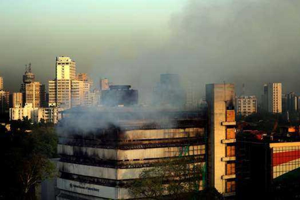 В Дели при тушении масштабного пожара пострадали два спасателя В Дели при тушении масштабного пожара пострадали два спасателя