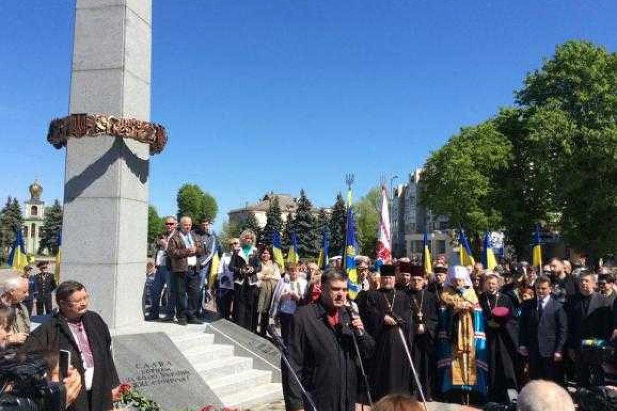 В Черкассах состоялось торжественное открытие памятника борцам за свободу Украины В Черкассах состоялось торжественное открытие памятника борцам за свободу Украины
