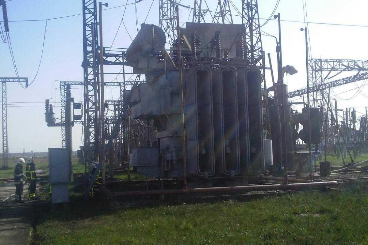 На Закарпатье спасатели тушили пожар на территории электрической подстанции