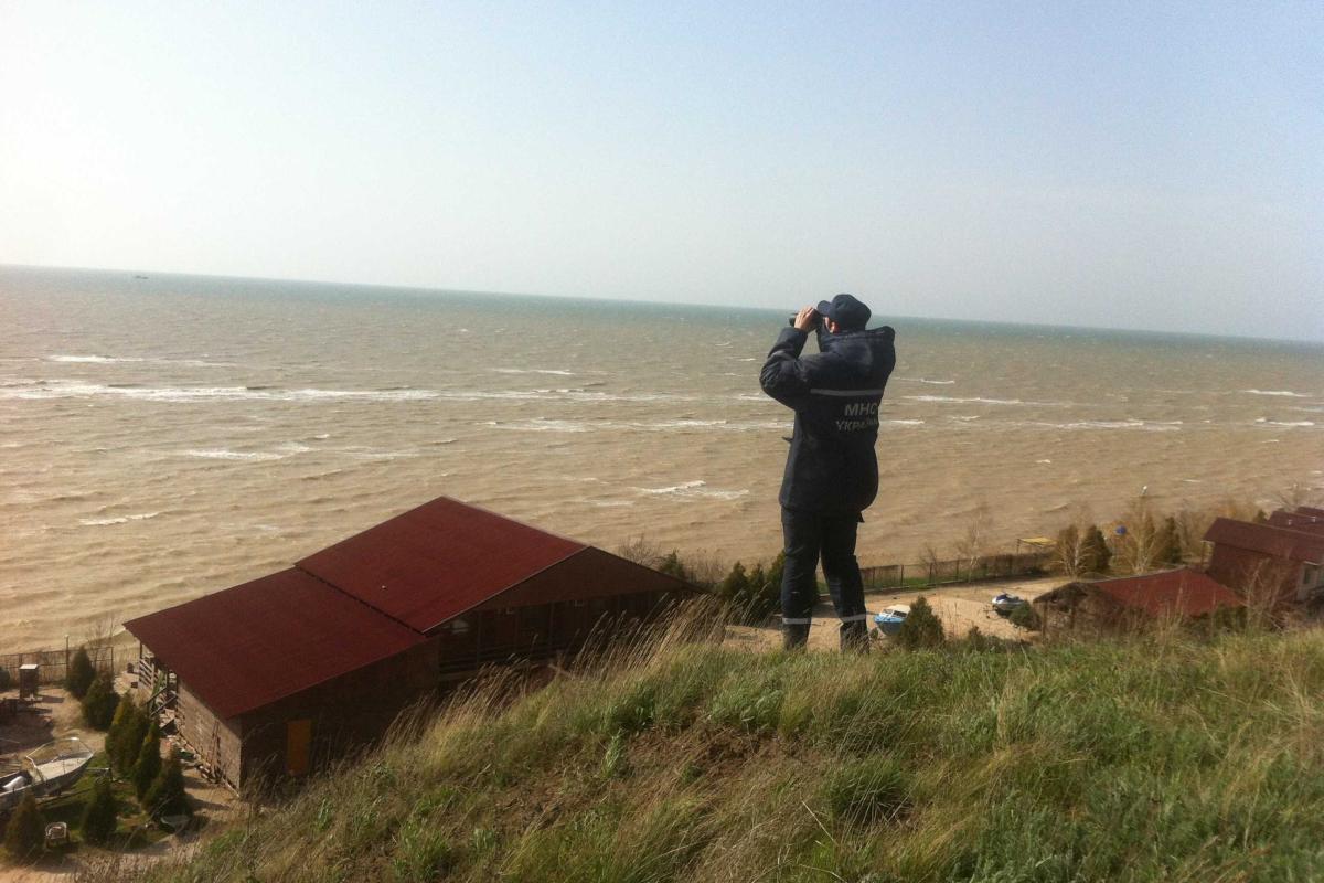 В Запорожской области продолжаются поиски рыбака, которого на лодке унесло в открытое море В Запорожской области продолжаются поиски рыбака, которого на лодке унесло в открытое море