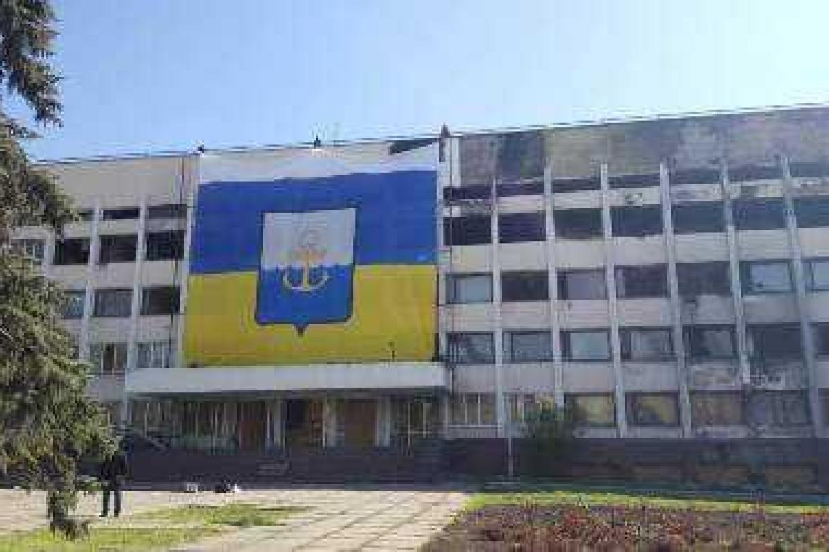 В Мариуполе на здании сгоревшего исполкома появится огромный патриотический баннер на четырех языках мира