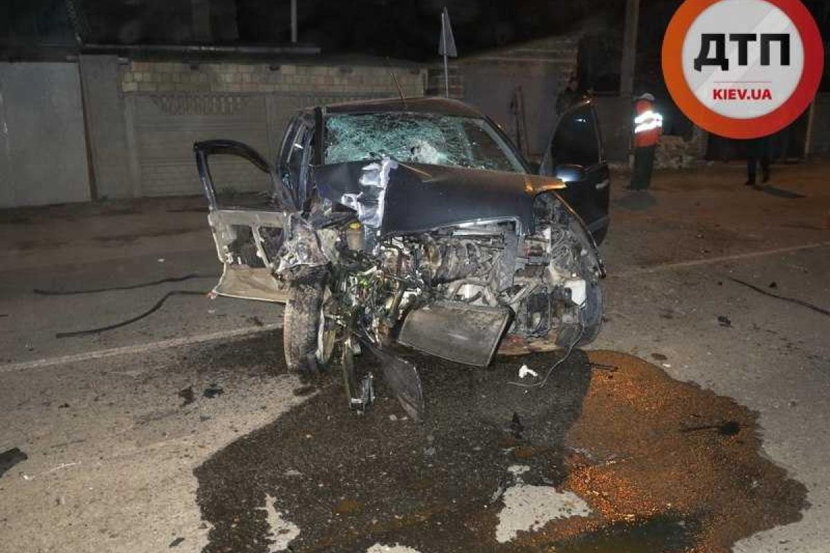 Под Киевом пьяный водитель на автомобиле "Форд" влетел в забор: 1 человек погиб, 4 - травмированы Под Киевом пьяный водитель на автомобиле "Форд" влетел в забор: 1 человек погиб, 4 - травмированы