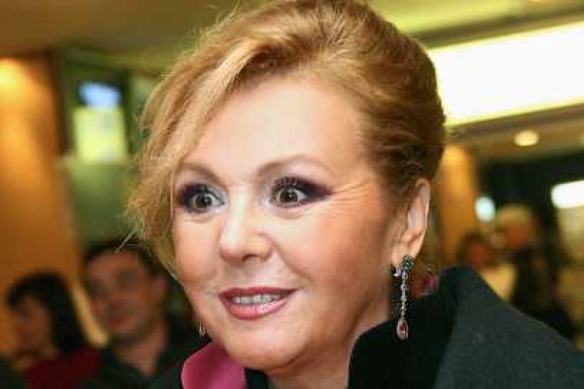 Актриса Наталья Селезнева поднялась на сцену для получения премии со сломанными ногой и рукой