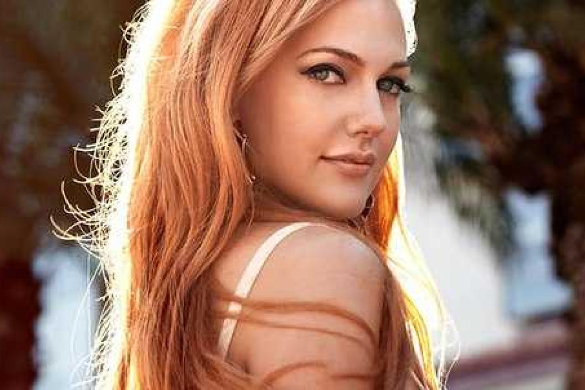 Актриса Мерьем Узерли отдыхает в Сен-Тропе с новым возлюбленным