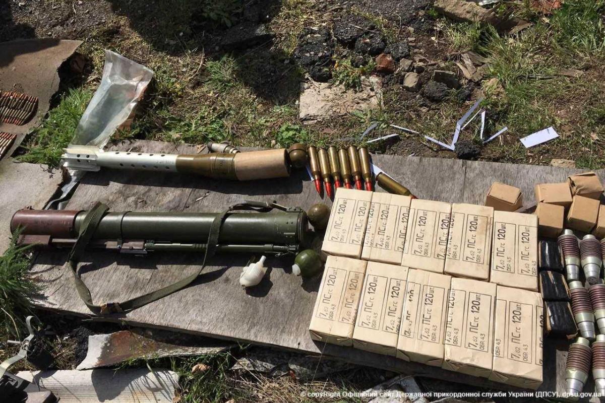Тайник с оружием обнаружили пограничники недалеко от линии разграничения в зоне АТО