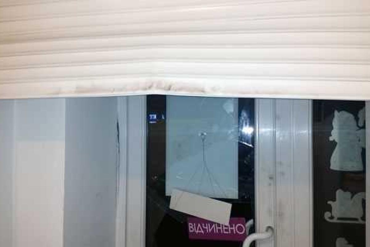 В Ровно ночью обчистили магазин: воры унесли мобильные телефоны на сумму свыше 220 тысяч гривен В Ровно ночью обчистили магазин: воры унесли мобильные телефоны на сумму свыше 220 тысяч гривен