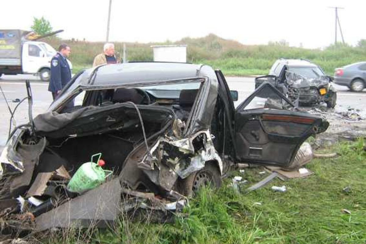 На трассе "Харьков - Симферополь" автомобиль "Mercedes" влетел в легковушку: 5 человек пострадали