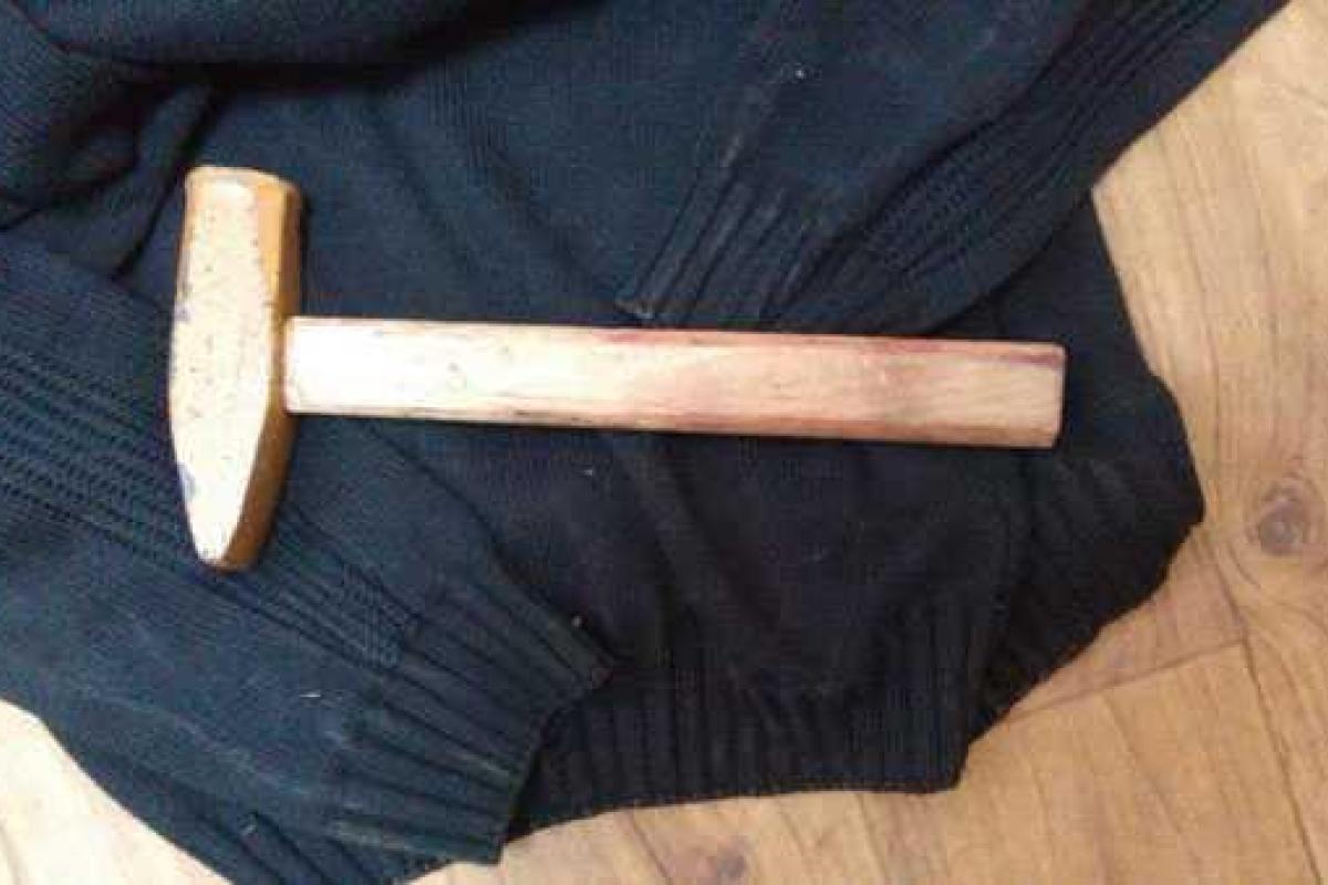 В Мариуполе два приятеля напали с молотком на прохожего, соблазнившись серебряной цепочкой