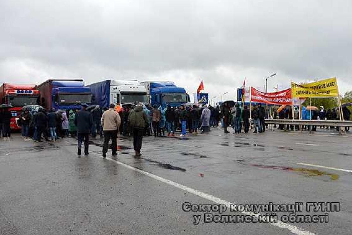 На Волыни участники бессрочной акции перекрывали автотрассу и громили помещение таможни ГФС