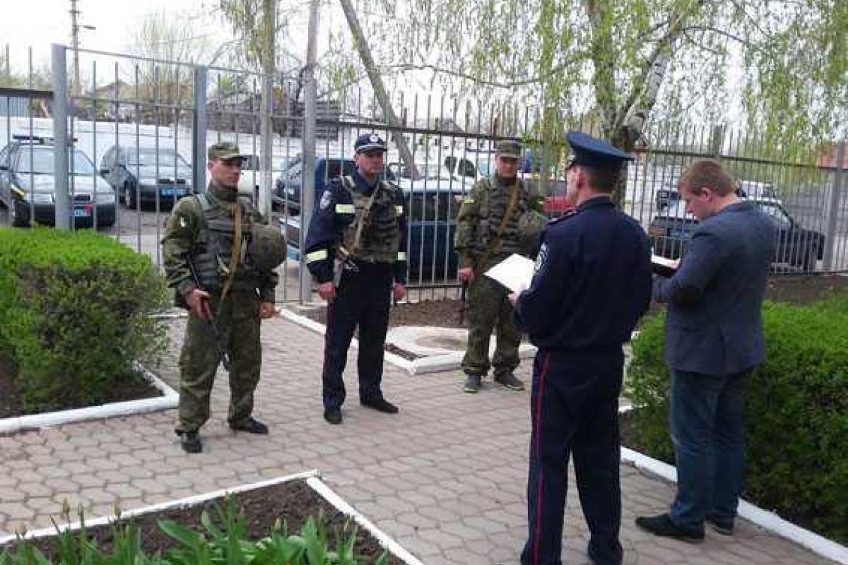 В поселке под Мариуполем для охраны правопорядка на маршрут выехала группа быстрого реагирования В поселке под Мариуполем для охраны правопорядка на маршрут выехала группа быстрого реагирования