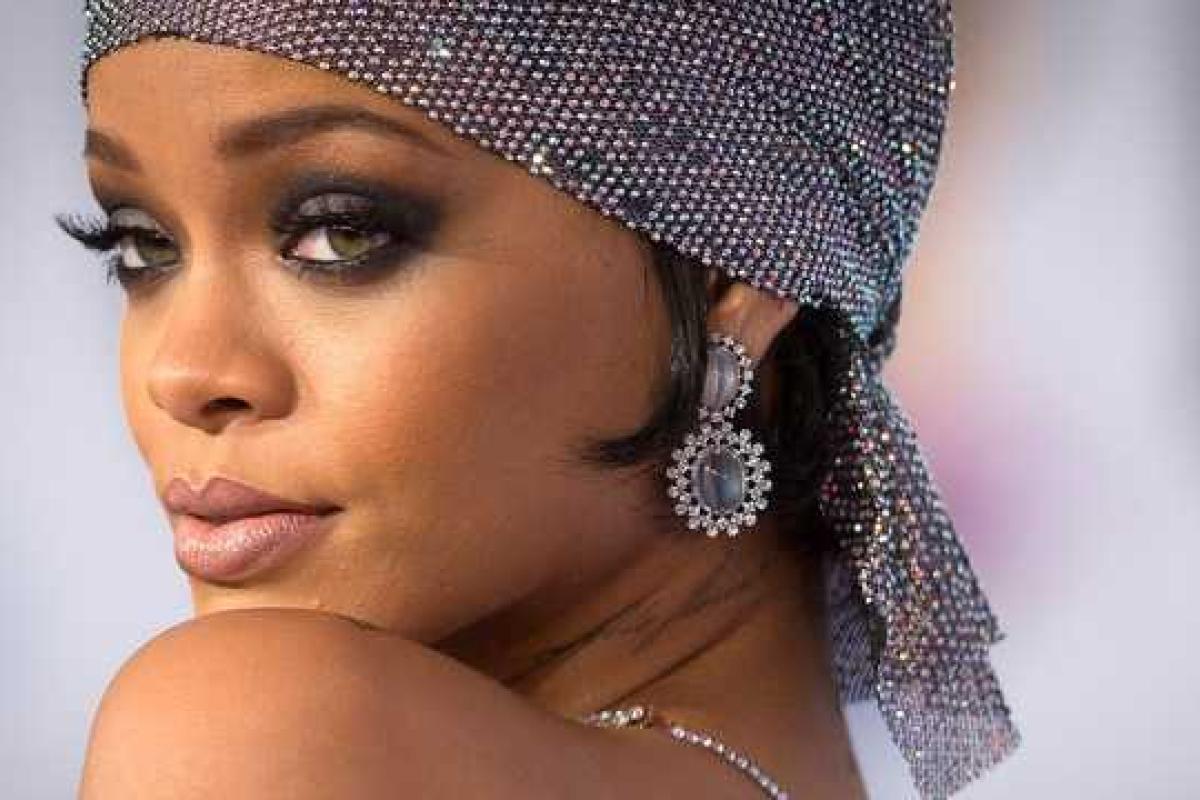 Певица Рианна сняла новый провокационный черно-белый клип