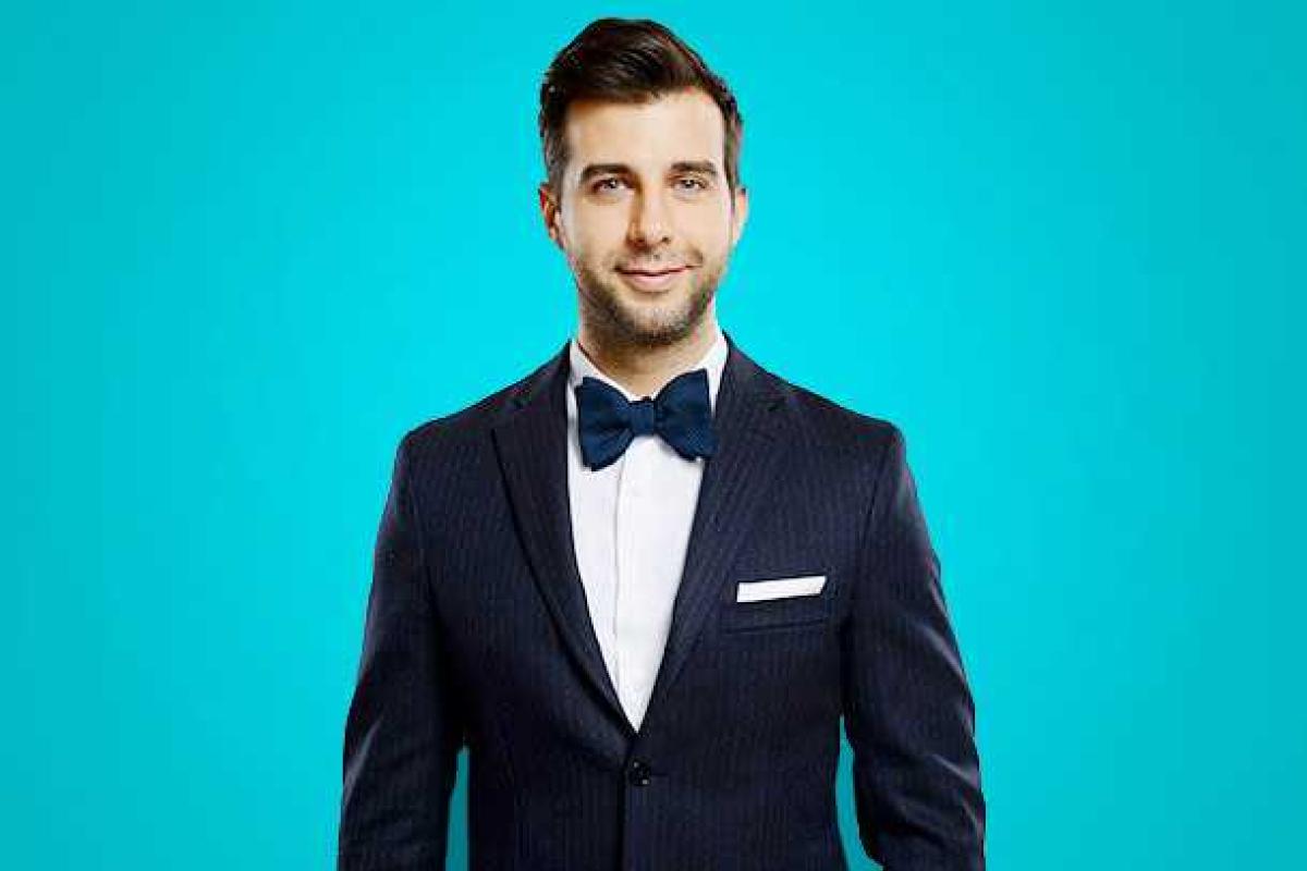 Шоумен Иван Ургант принимает поздравления с днем рождения