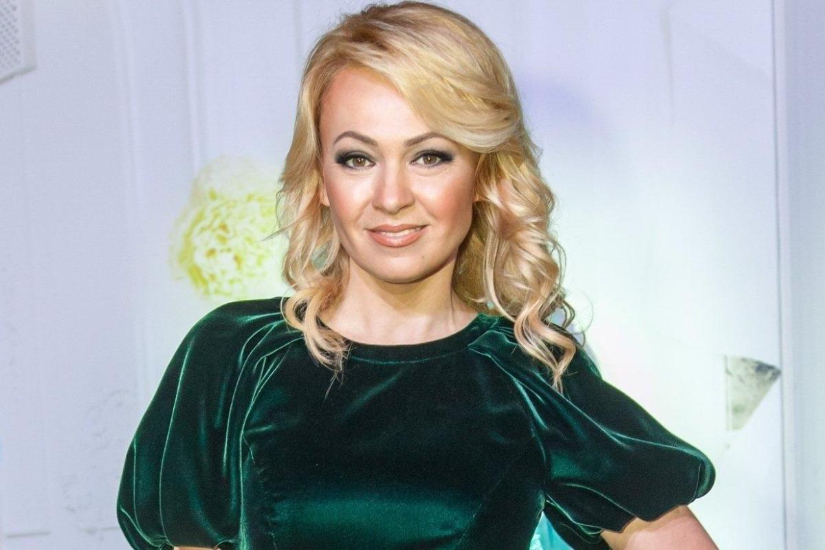 Продюсер Яна Рудковская поделилась новыми снимками в роскошном наряде