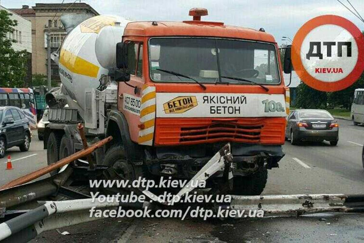 В Киеве неисправный бетоновоз влетел в отбойник В Киеве неисправный бетоновоз влетел в отбойник