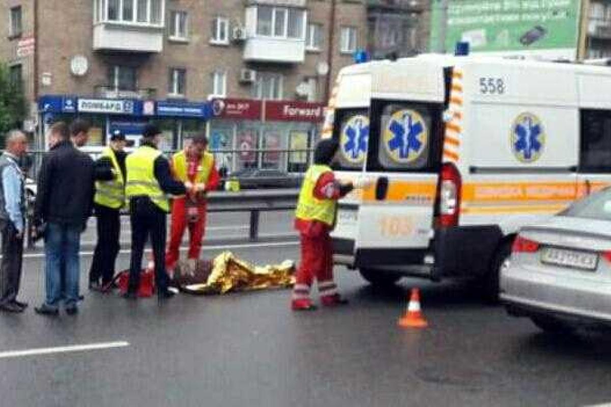 В Киеве мужчина, убегающий от полиции, угодил под автобус с иностранными туристами В Киеве мужчина, убегающий от полиции, угодил под автобус с иностранными туристами
