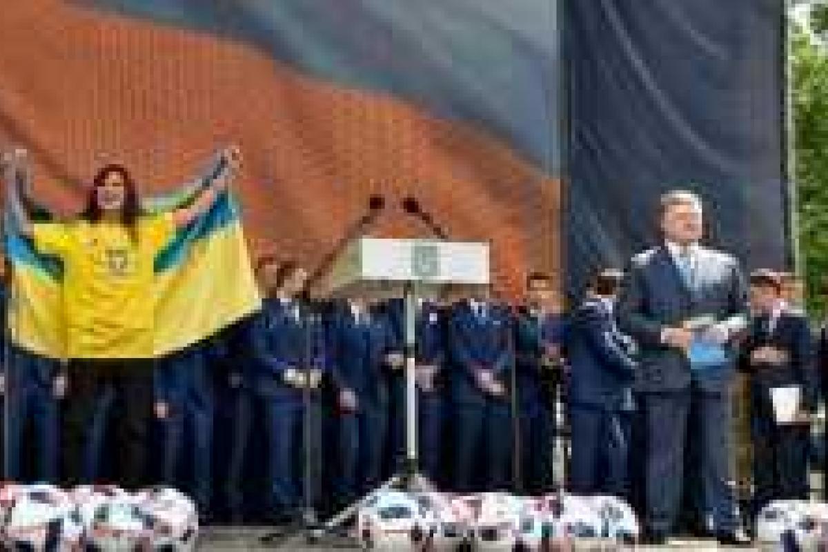 Порошенко: у нас есть все возможности в ближайшее время петь украинский гимн в Донецке Порошенко: у нас есть все возможности в ближайшее время петь украинский гимн в Донецке