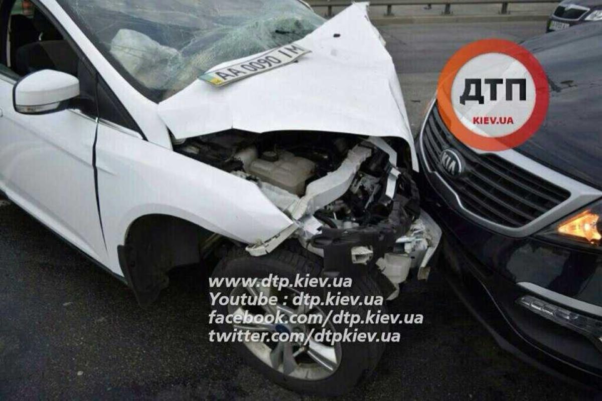Роковая ошибка водителя "Ford Focus" привела к масштабному ДТП в Киеве
