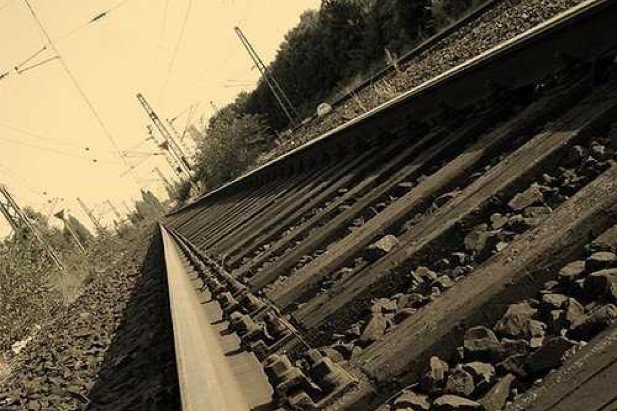 Пригородный поезд смертельно травмировал двухлетнего мальчика на Сумщине