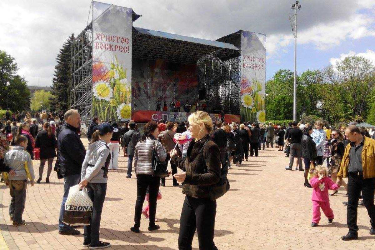 Пасха в Донецке: малолюдное гулянье и большие очереди за бесплатным куличом Пасха в Донецке: малолюдное гулянье и большие очереди за бесплатным куличом