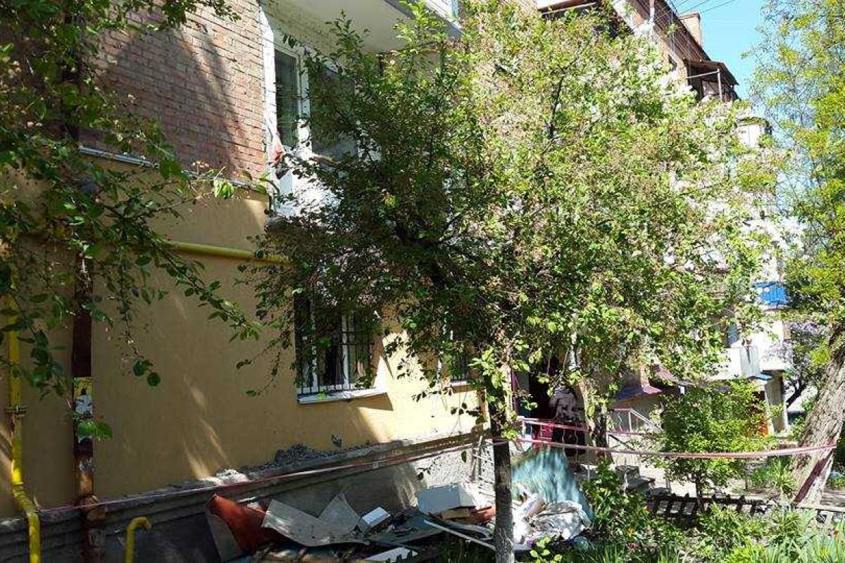 На Житомирщине рухнул балкон с людьми: серьезно травмированы два человека На Житомирщине рухнул балкон с людьми: серьезно травмированы два человека