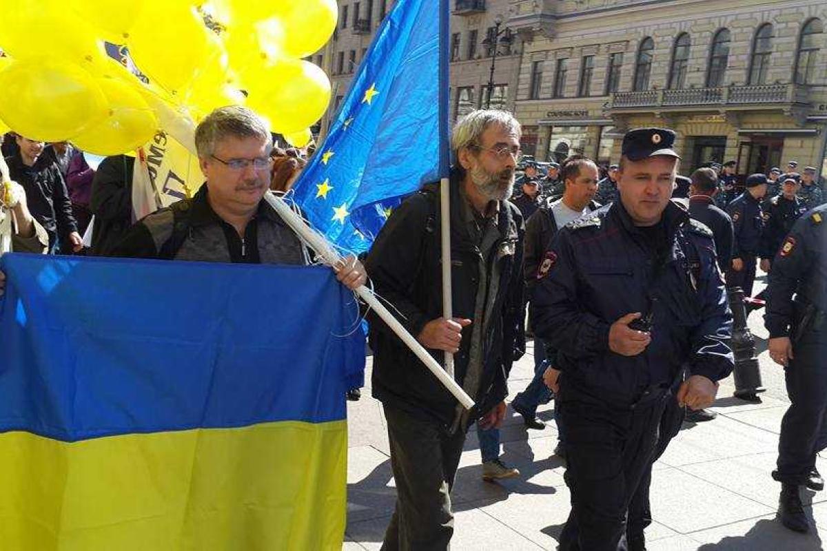 В Питере активисты в окружении ОМОНа провели шествие с флагами Украины, ЕС и крымских татар