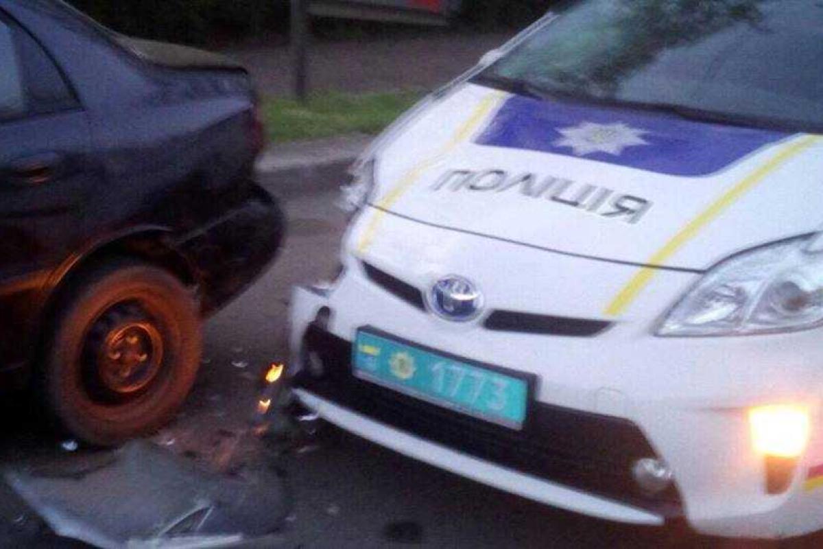 В Одессе автомобиль патрульной полиции сбил таксиста - очевидцы В Одессе автомобиль патрульной полиции сбил таксиста - очевидцы