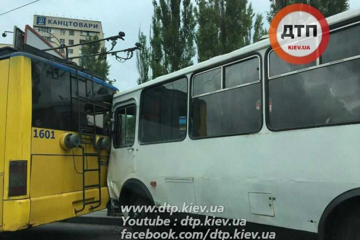 В Киеве автобус с военными въехал в троллейбус