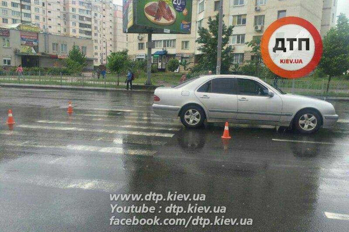 В Киеве автомобиль "Mercedes" с пьяным водителем за рулем налетел на подростка на "зебре"