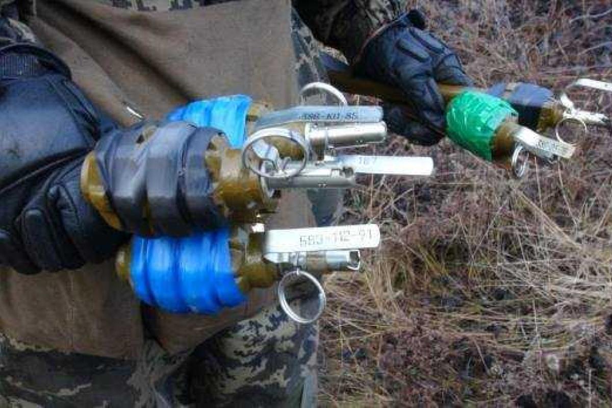 Боец ВСУ: боевики снова "шмаляли" друг в друга, пока кто-то не подорвался на своей же растяжке