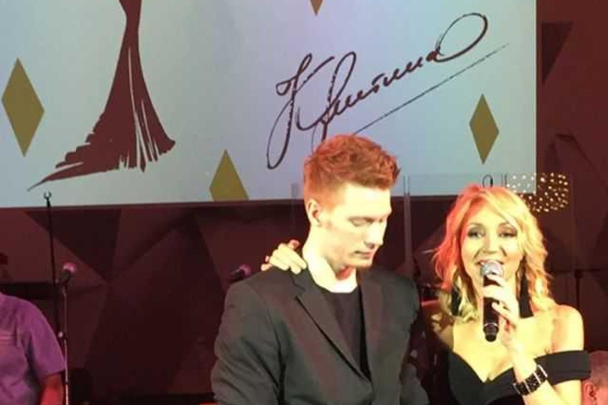 Алла Пугачева в роскошном платье чуть не упала на юбилее Кристины Орбакайте