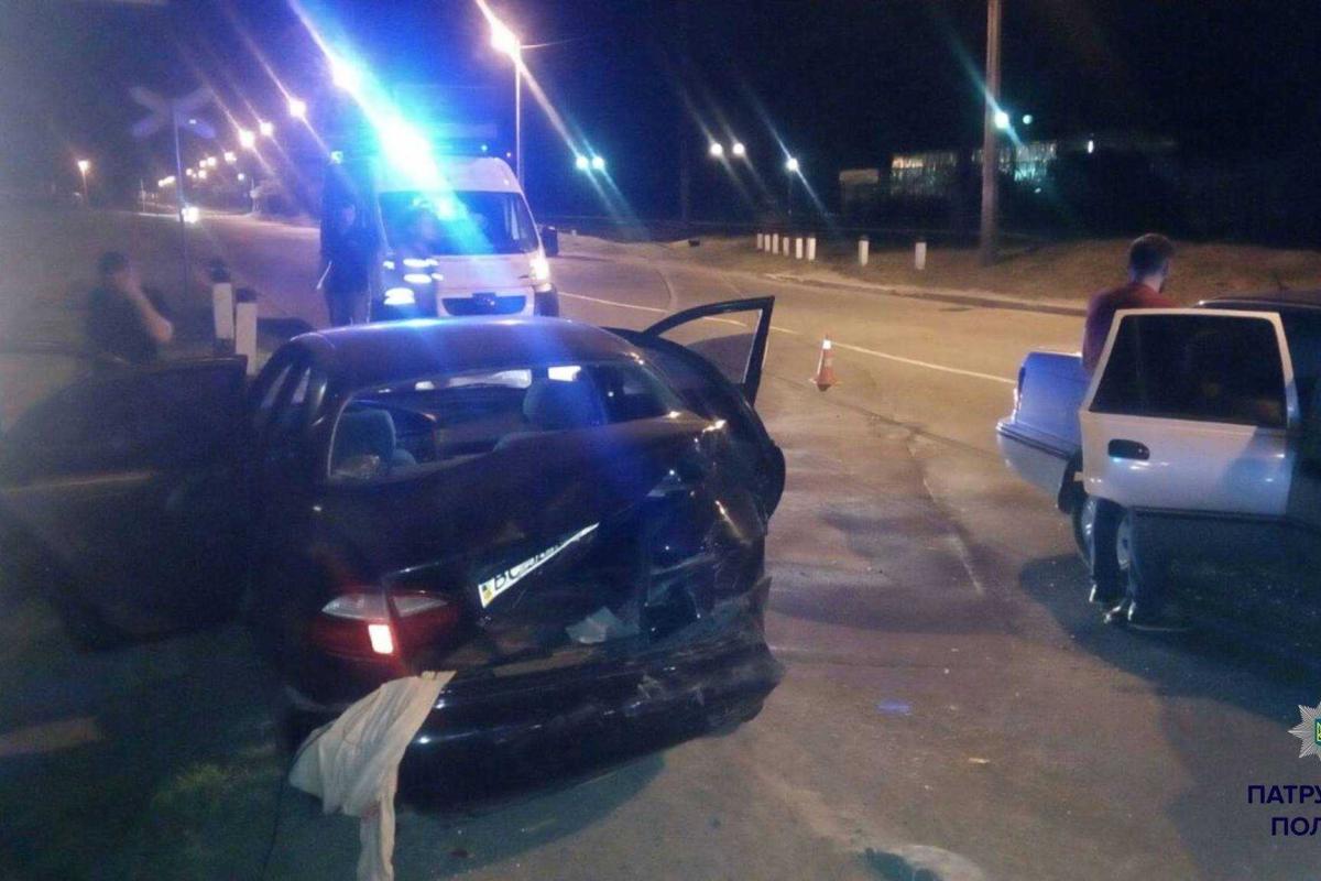 Во Львове пьяный водитель "Daewoo Lanos" вылетел на встречку и впечатался в такси Во Львове пьяный водитель "Daewoo Lanos" вылетел на встречку и впечатался в такси
