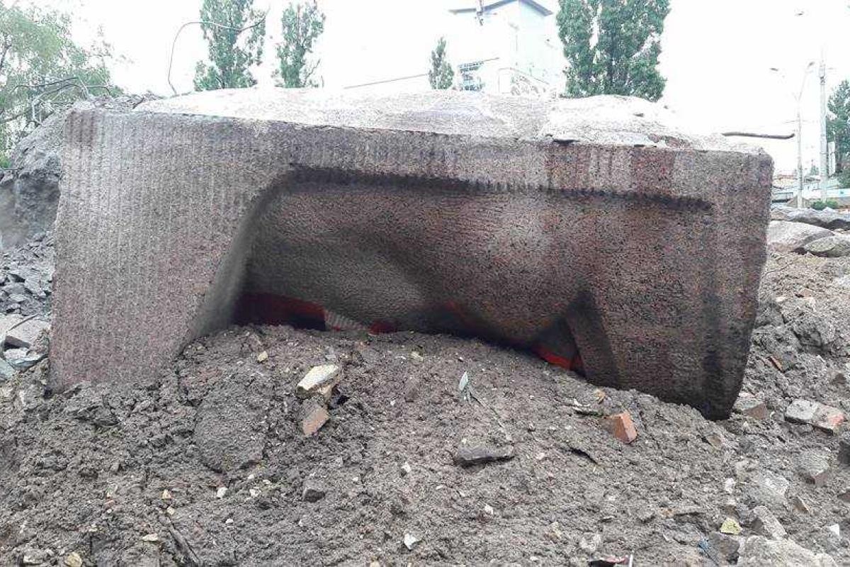 В Киеве снесли памятник чекистам 